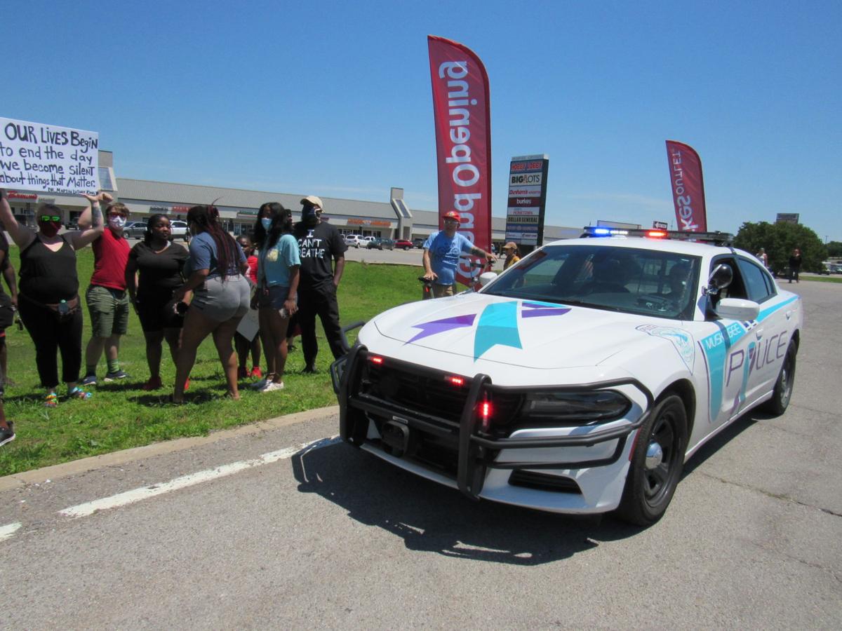 Demonstrators Chant And Carry Signs In Black Lives Matter Gatherings News Muskogeephoenix Com Demonstrators Chant And Carry Signs In Black Lives Matter Gatherings News Muskogeephoenix Com