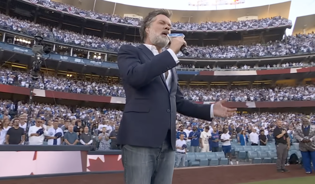 Rufus Wainwright performance backdrop