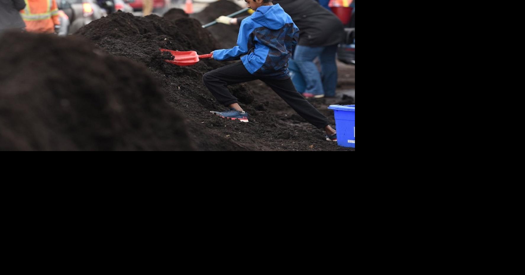 Grab some free compost in Bracebridge for Earth Month
