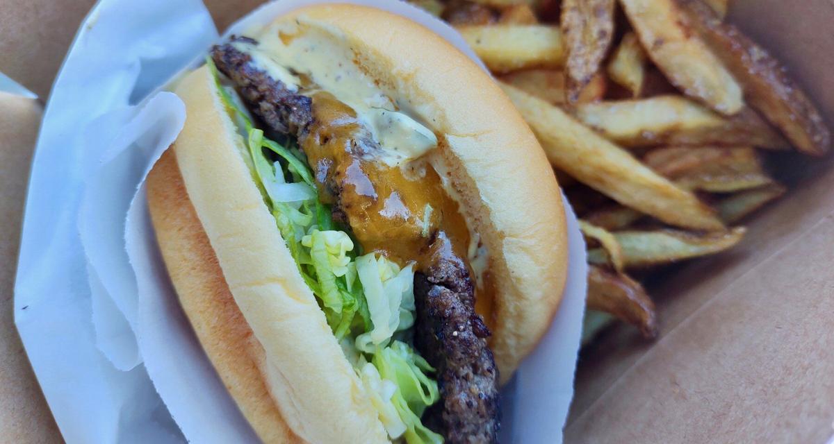 What I ate in Muskoka: Smash burger at Din's Fresh Fries in Lake of Bays
