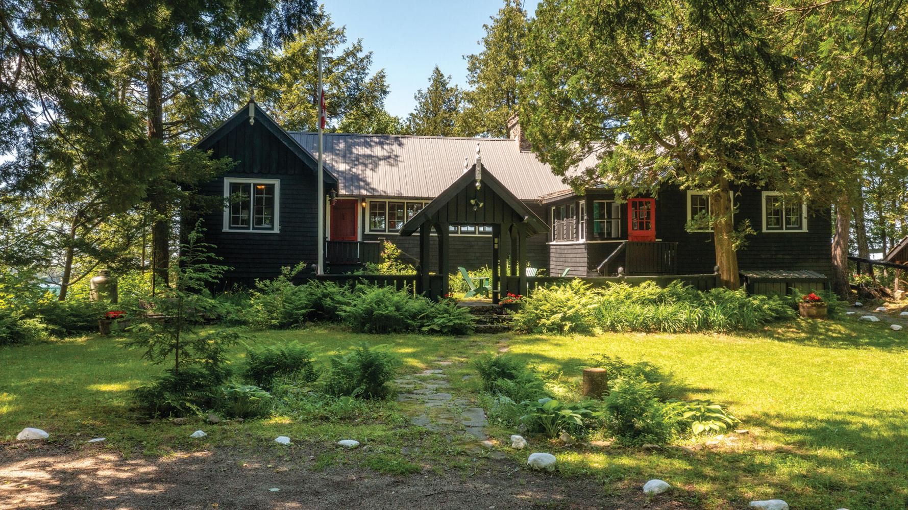 Boathouse property on Lake of Bays comfortably sleeps over 20 people