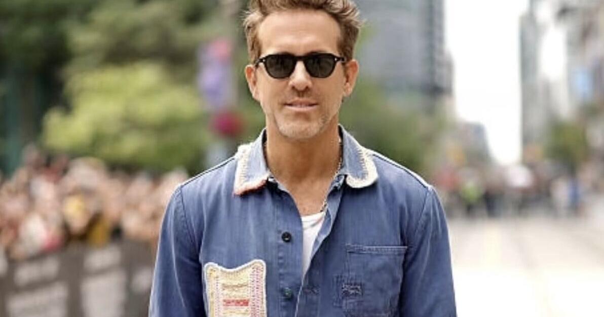 The stars come out at night : Ryan Reynolds, Blake Lively make friends in Muskoka