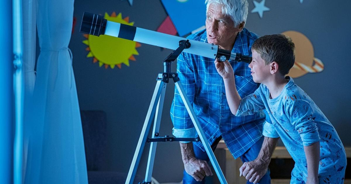 Astronomy Experts Astronomy experts weigh in on a string of lights spotted in the night ...