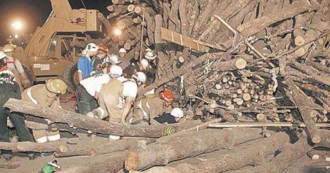 Stack collapses: Kills 11, 28 injured | Archive | myaggienation.com