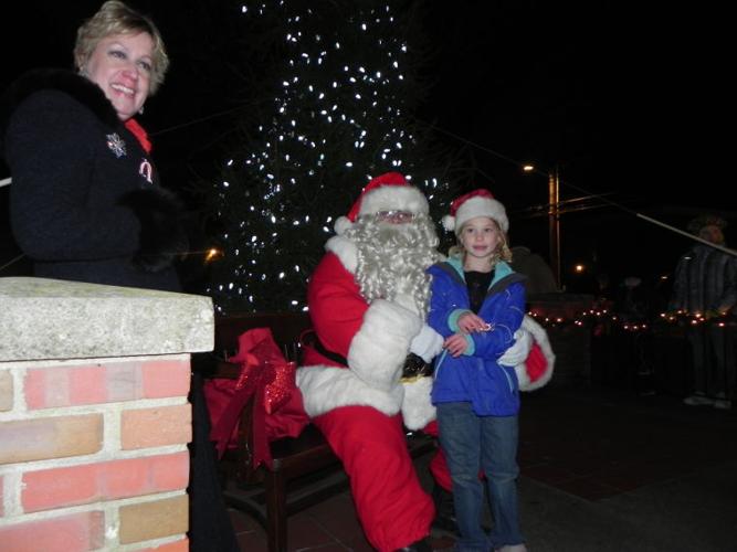 Holiday season begins in Dorchester with Cambridge tree lighting