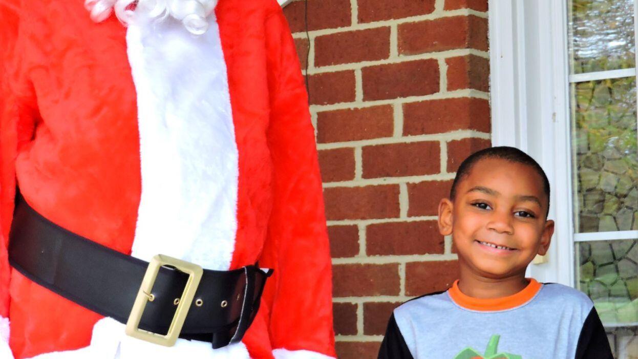Santa delivers activity bags ahead of Sensory Holiday Party - Vimarsana News