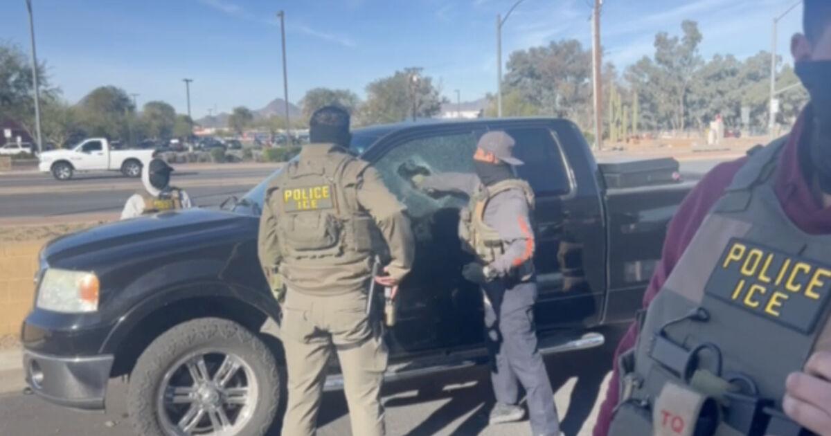 Volunteer records ICE agents smashing car window during Tucson arrest ...
