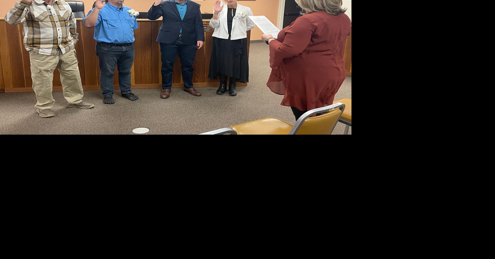 Willcox mayor and council sworn in, seek input on cemetery fees