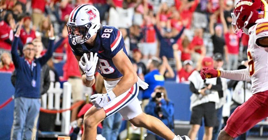 Wildcats move up to No. 22 in poll with 39-3 homecoming rout of Iowa State