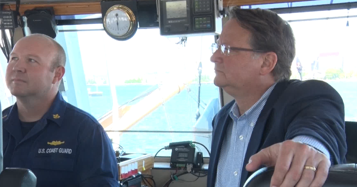 Senator Peters tours USCG Cutter in U.P. | Local News | myupnow.com