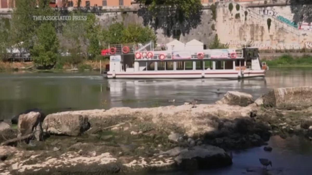 Drought exposes Roman ruins in Tiber River