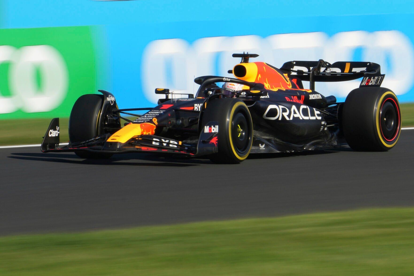 Verstappen returns to top of F1 podium, wins at Japan