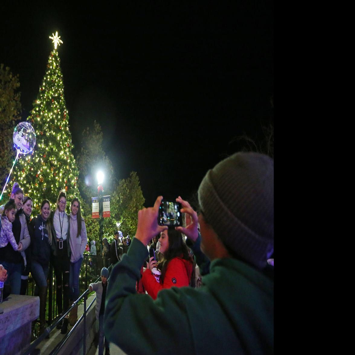 Downtown Christmas Tree Comes Alight As Napa Celebrates Another Holiday Season Local News Napavalleyregister Com