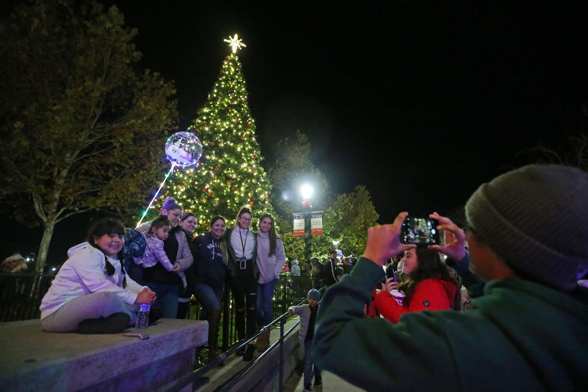 Downtown Christmas Tree Comes Alight As Napa Celebrates Another Holiday Season Local News Napavalleyregister Com