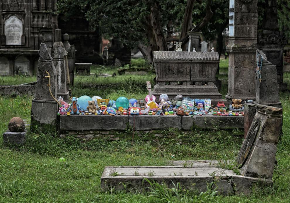 The Vampire Tree of Guadalajara and other Legends of El Panteón de ...