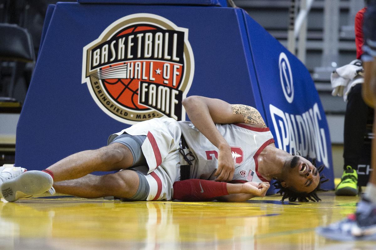 Men S College Basketball Stanford Overcomes Sloppy Game To Beat