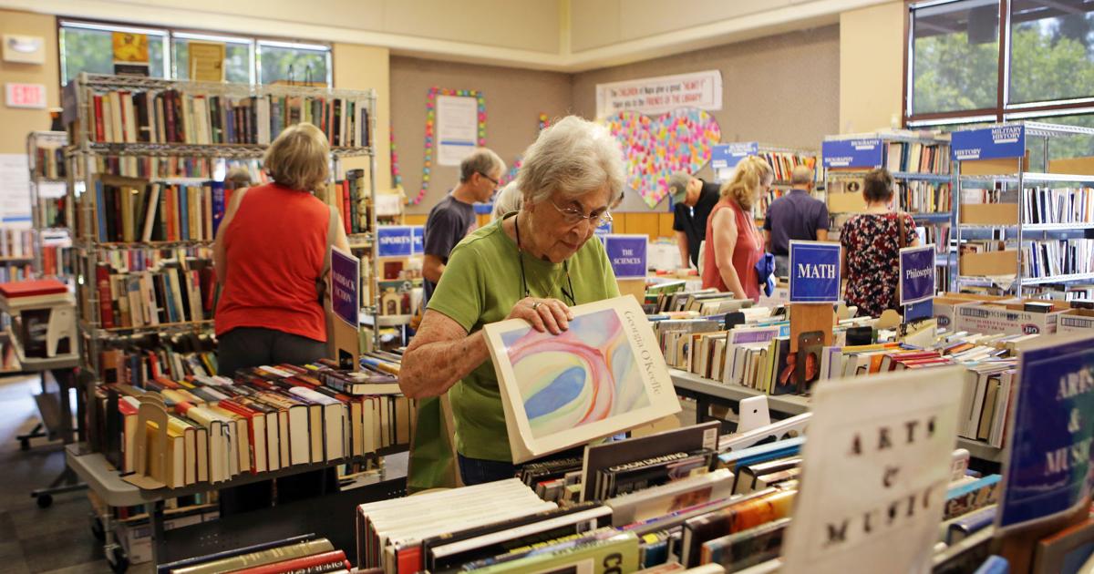 back Readers stream to Napa library sale after yearlong hiatus