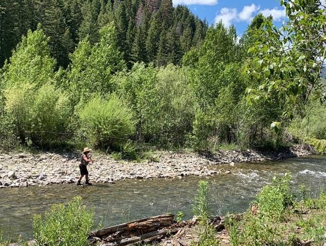 Barnes and Noble Trout Fishing: Beautiful Southern Montana