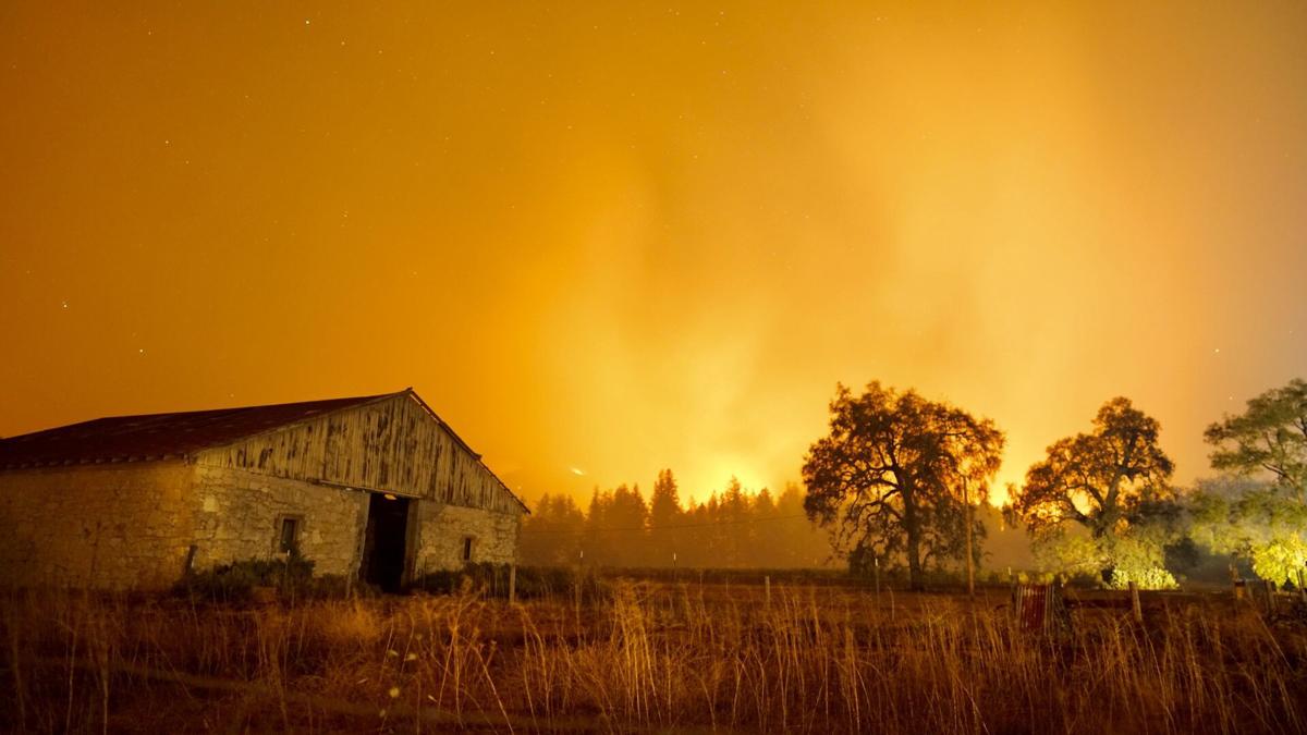 Fire Defenses Rush To Defend Calistoga As Pg E Begins Restoring Napa County Power New Shutoffs Loom Tuesday Local News Napavalleyregister Com