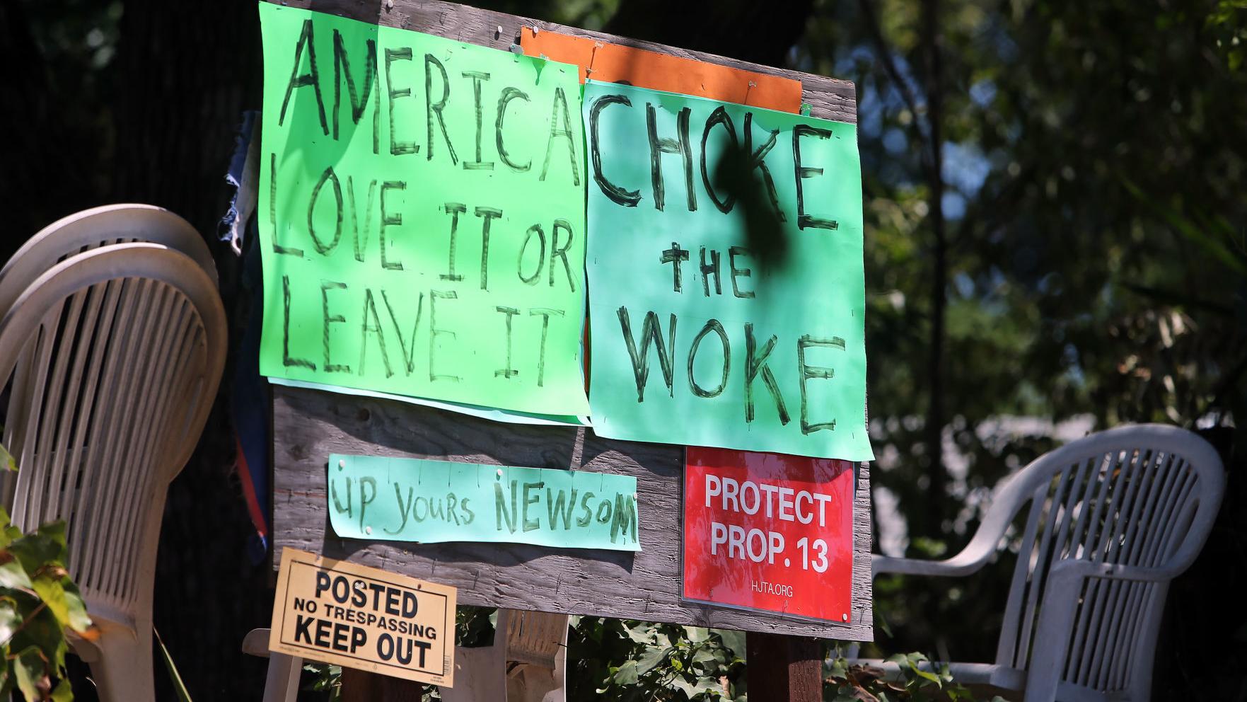 "Choke the woke" sign on Silverado Trail draws attention of Napa police, code enforcement - Vimarsana News