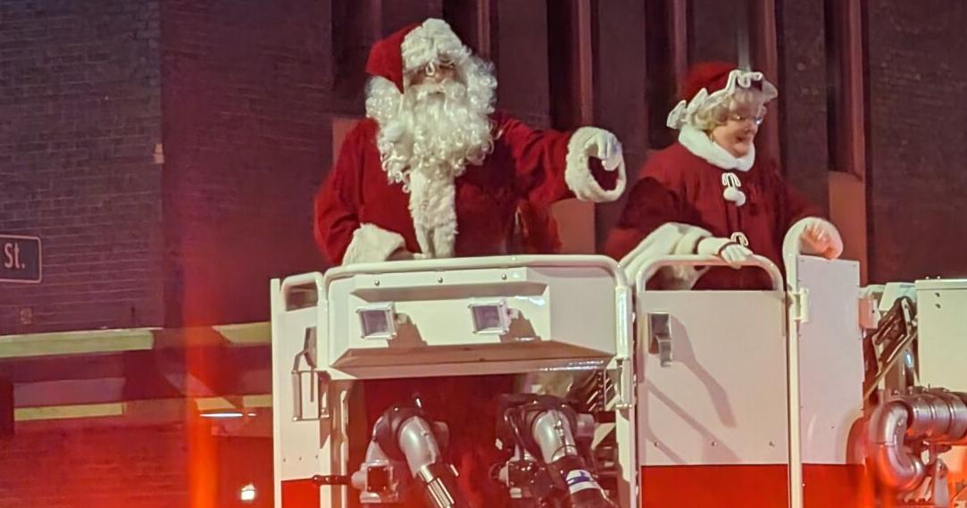 Parade brings Christmas cheer, Warner Bros celebration - Vimarsana News