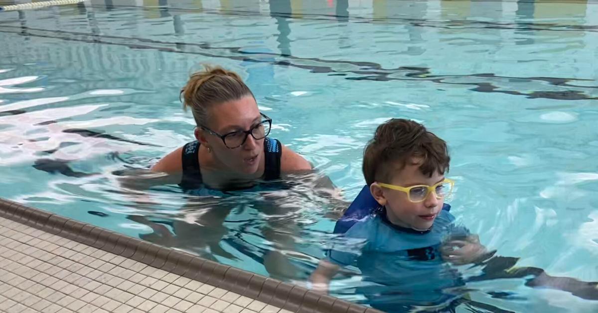 Y teaching kids with autism to swim