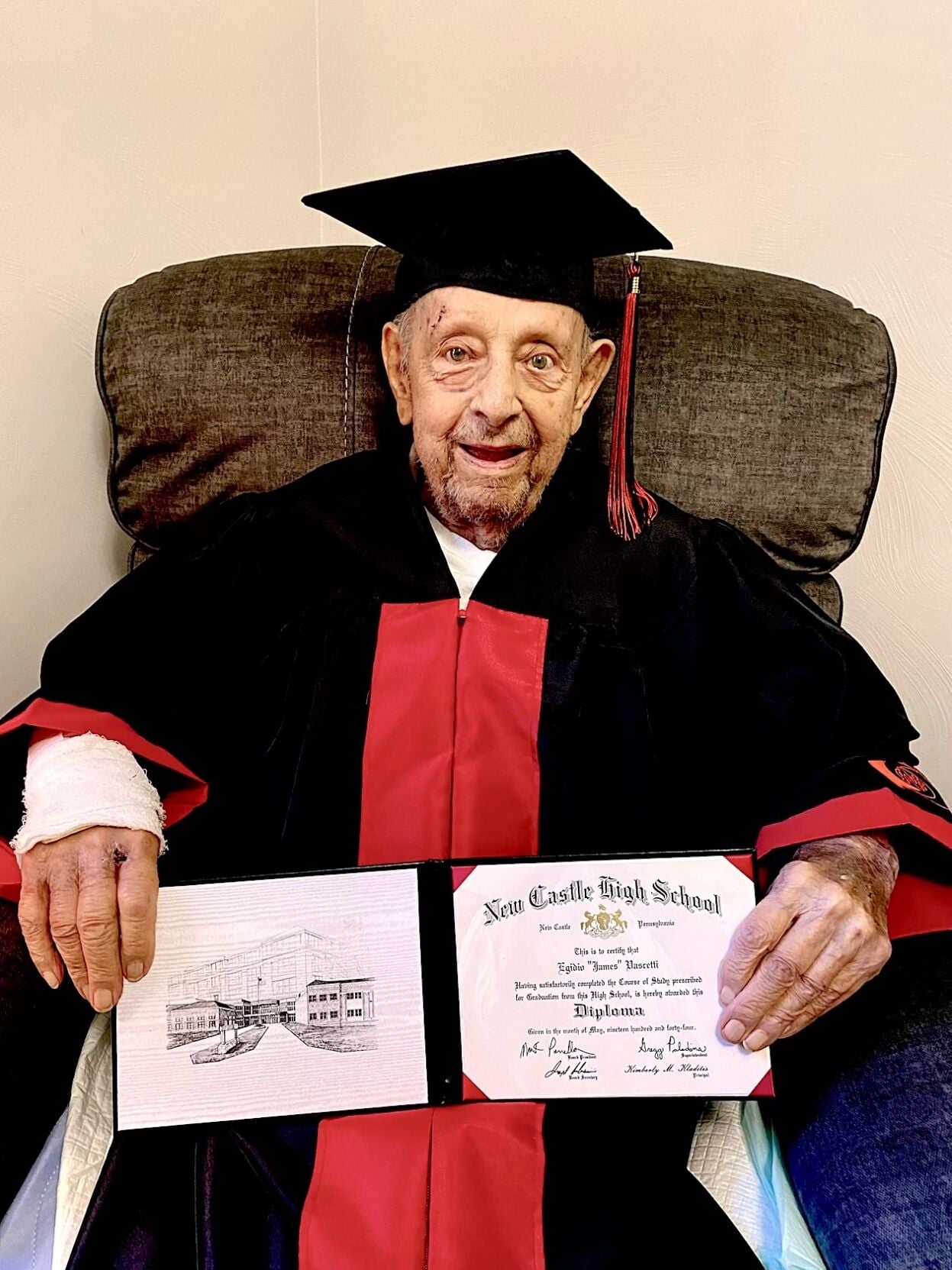 Egidio Vascetti gets high school diploma at 100