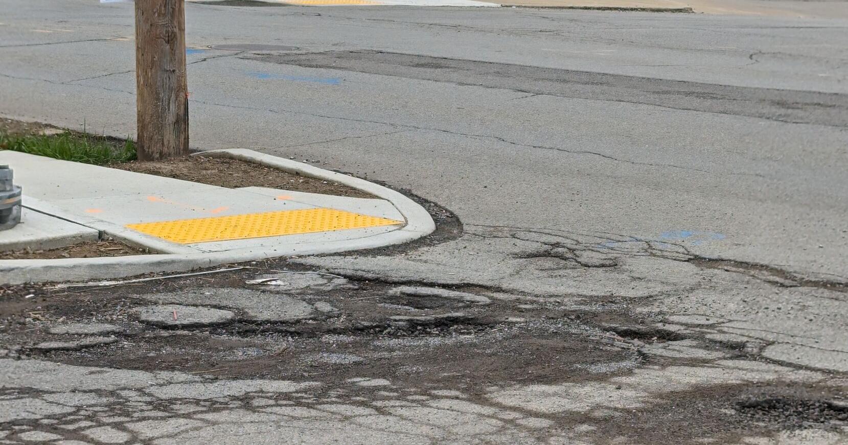 Public works encourages residents to report potholes - Vimarsana News