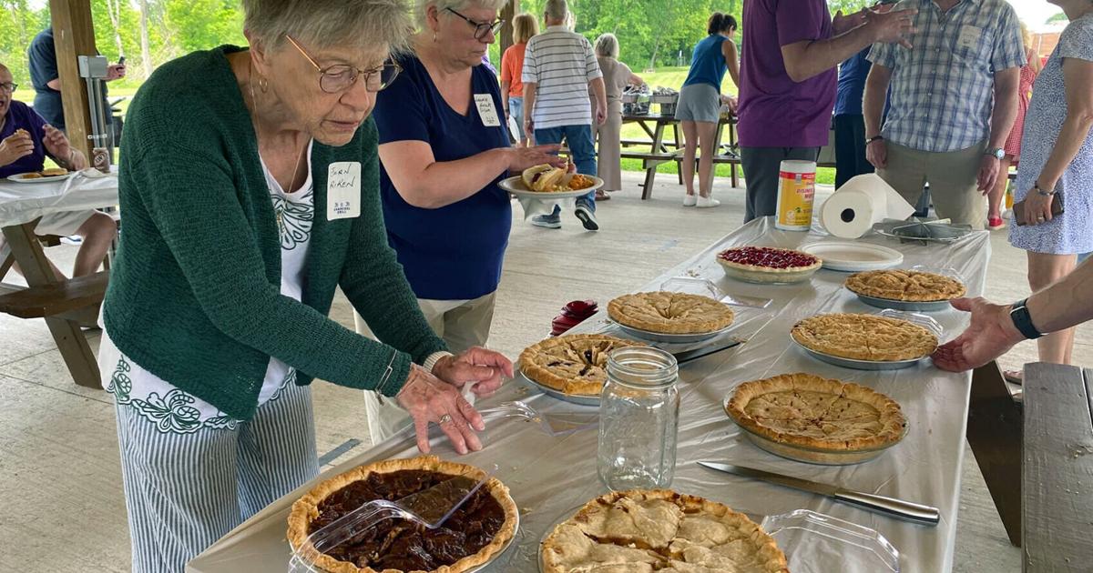 'Still a big family' | B&B employees, customers reunite after 22 years