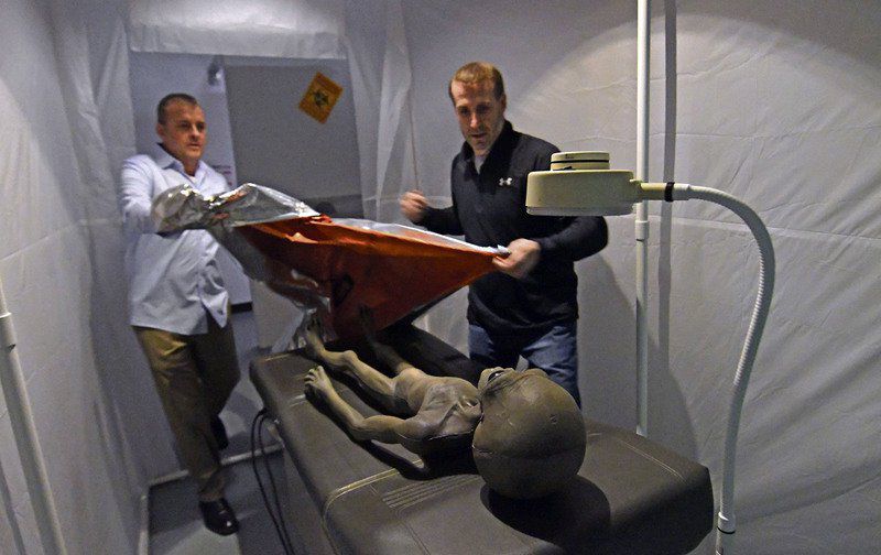 Team building, communication part of the fun in escape rooms ... Team building, communication part of the fun in escape rooms ...