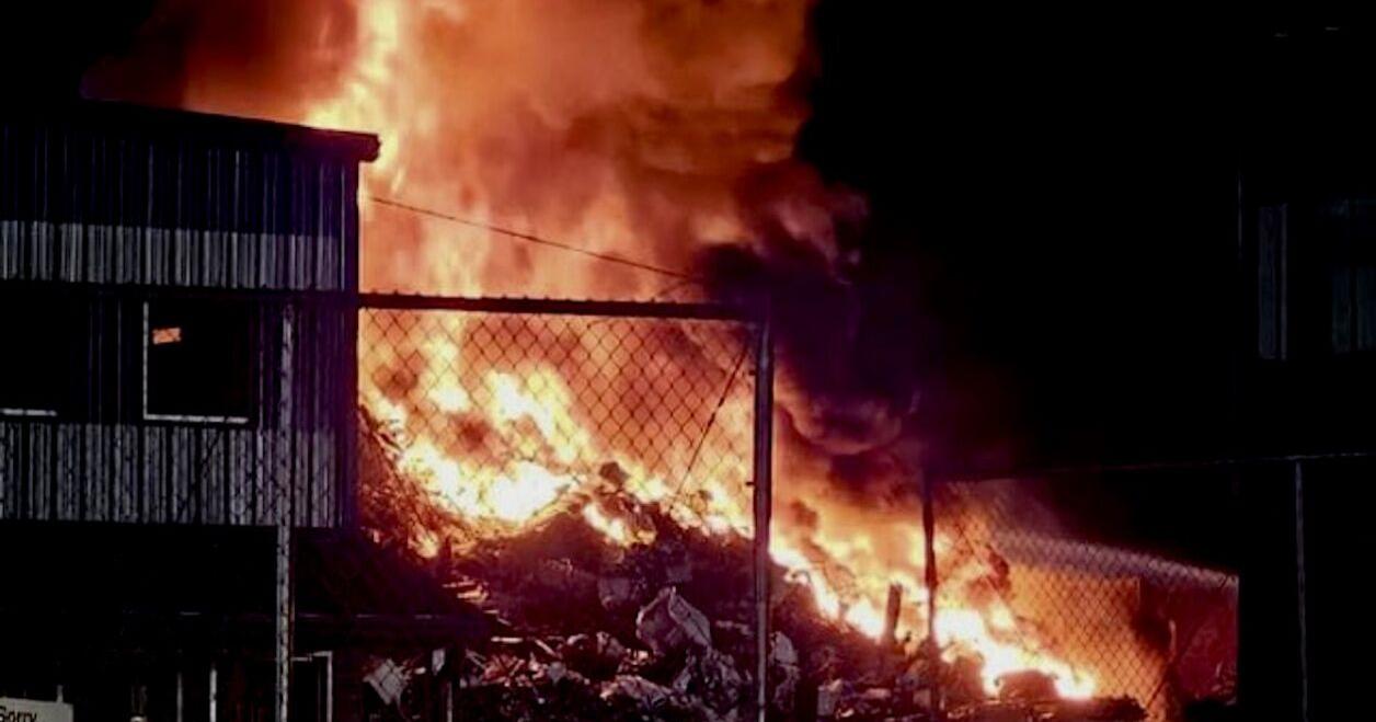 Three departments fight blaze at Ben Weitsman - Vimarsana News