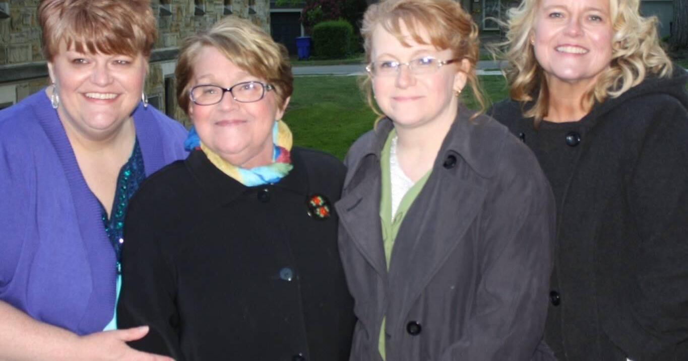 Sisters donate books in remembrance of late mother - Vimarsana News