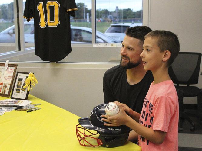 Pirates' Mercer gets cozy with Kosey and his friends, Local Sports