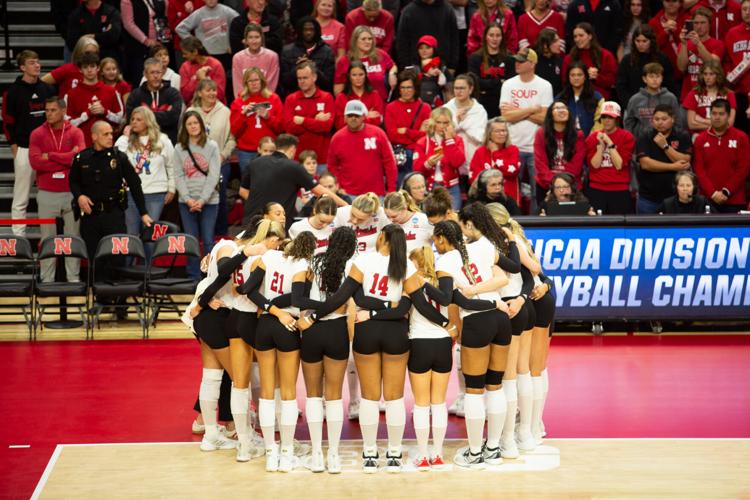 Huskers huddle up before round 2 of NCAA tournament