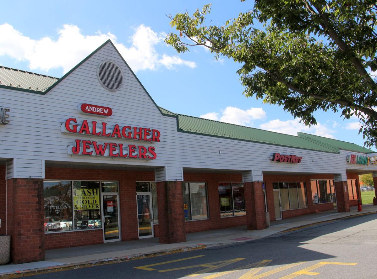 Police searching for gunman who robbed Newark jewelry