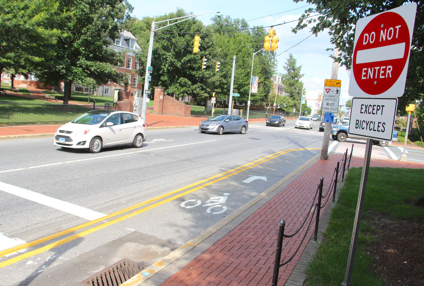 Contraflow lane gives cyclists alternative route on Main Street