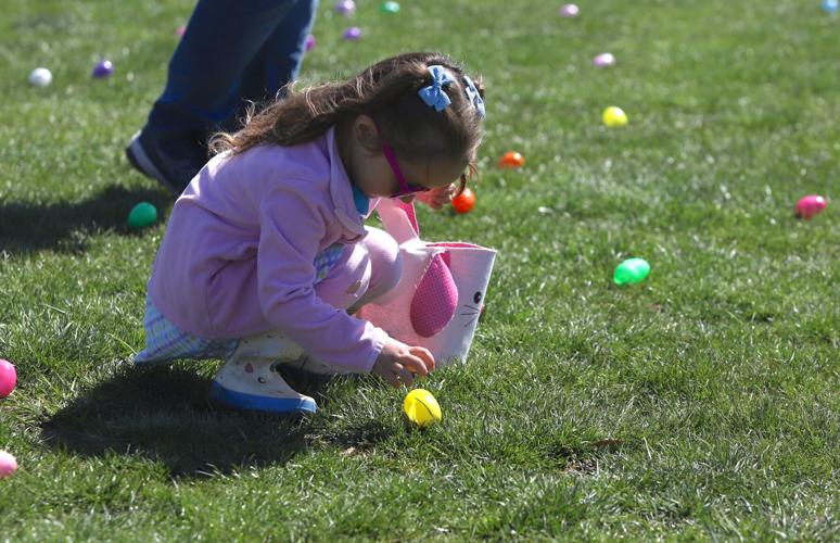 Kids scramble for prizes at Newark's annual Easter egg hunt | News ...