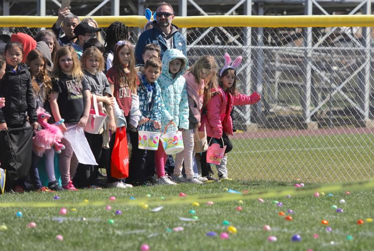 Kids scramble for prizes at Newark's annual Easter egg hunt | News ...
