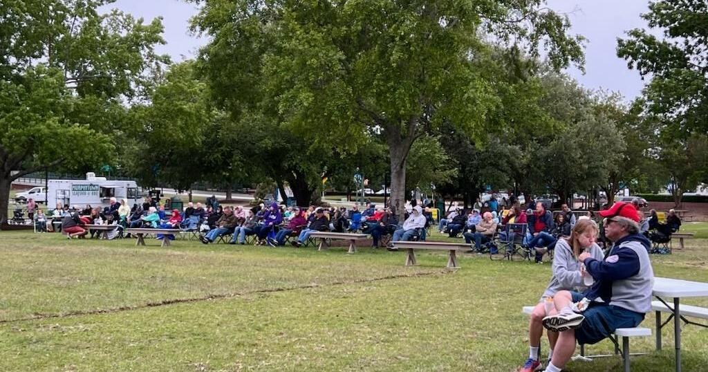 Footloose on the Neuse concert series kicked off with a free performance in the park from Carolina Dreamers - Vimarsana News
