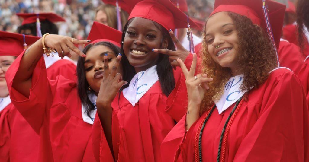 'Turning the tassel': 935 students graduate from area high schools
