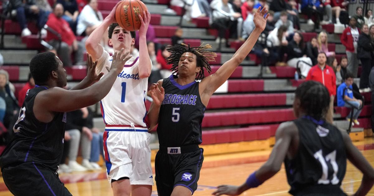 Eberhardt commits to Hartford for basketball, reuniting with older brother