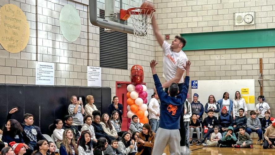 UConn’s Clingan makes surprise visit to hometown, visiting Chippens