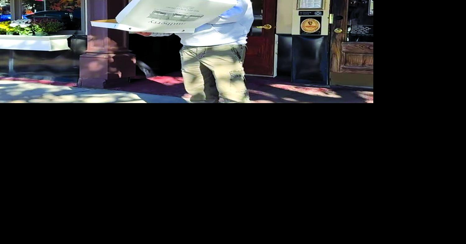 NO ROOKIE SCORES IN SOUTHINGTON: Pizza influencer Portnoy tries and rates South Town APizza and Domenic & Vinnie's