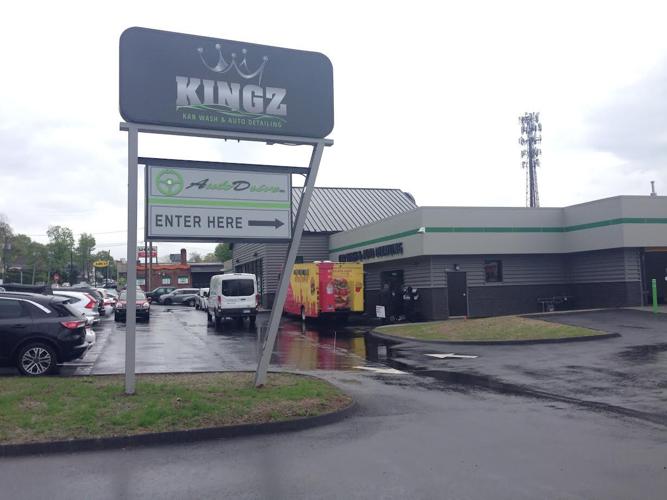 Kingz of Car Washes City, Chamber officials celebrate opening of new