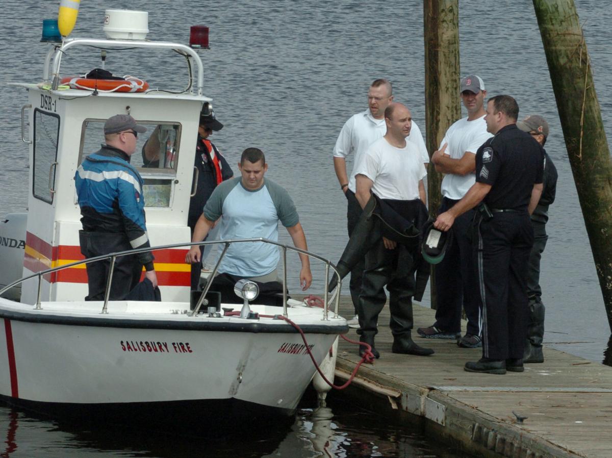 PHOTO SLIDESHOW POLICE AND COAST GUARD SEARCH FOR MISSING BOATER off