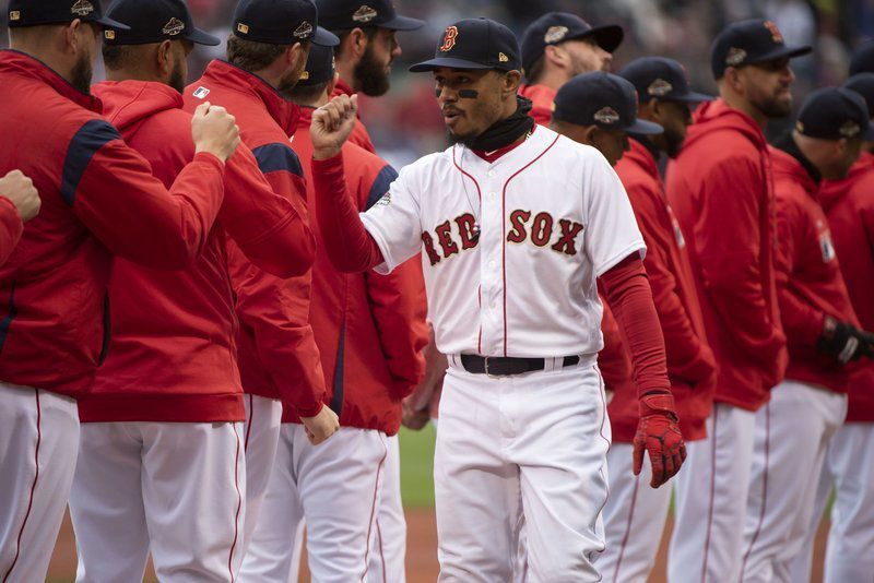 Mookie Betts gets big standing ovation in Boston return