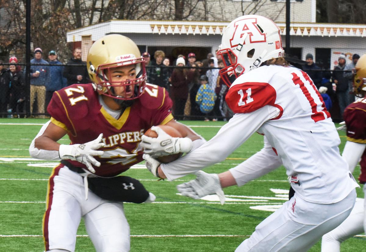 191128_NT_BEA_football_2.jpg