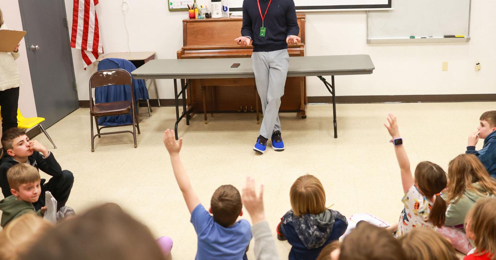 News anchor helps students prepare broadcasts - Vimarsana News