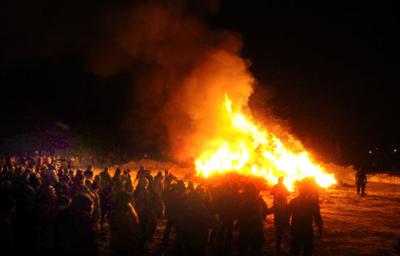 Old Newbury Bonfire A Roaring End To The Holidays Local News Newburyportnews Com