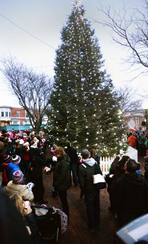 Amesbury Christmas Parade 2022 Slideshow: Amesbury Santa Parade And Tree Lighting. | Featured |  Newburyportnews.com